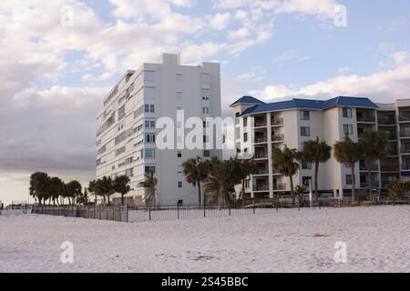 St Pete Beach FL- 3 novembre 2024 : bâtiments le long du front de mer à St Pete Beach Floride Banque D'Images