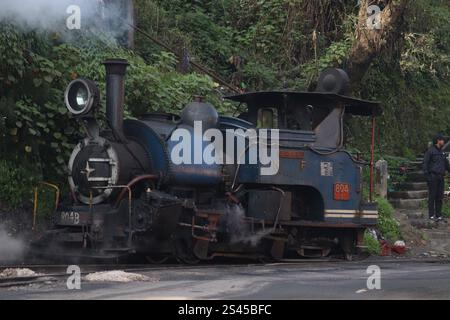 Darjeeling Himalayan Railway, une merveille du patrimoine mondial de l'UNESCO, qui sillonne les paysages à couper le souffle de la Reine des collines. Banque D'Images