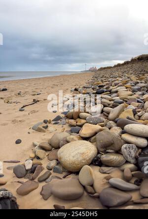 Blyth plage avec des galets et des rochers et ciel nuageux, Northumberland Royaume-Uni Banque D'Images