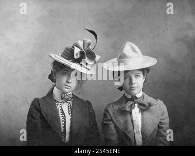 Photographie de Bess Wallace et Mary Paxton, 1901. Banque D'Images