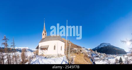 Chapelle Annakapelle, lac gelé Reschensee avec clocher submergé de l'église Alt-Graun, Graun village Graun im Vinschgau Vinschgau Trentino-South Ty Banque D'Images