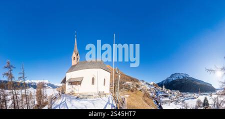 Graun im Vinschgau : Chapelle Annakapelle, lac gelé Reschensee avec clocher submergé de l'église Alt-Graun, village Graun à Vinschgau, Trentino-Sou Banque D'Images