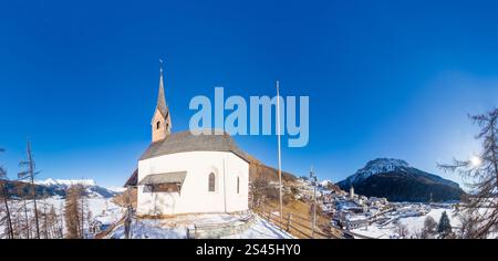 Graun im Vinschgau : Chapelle Annakapelle, lac gelé Reschensee avec clocher submergé de l'église Alt-Graun, village Graun à Vinschgau, Trentino-Sou Banque D'Images