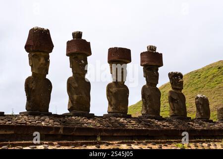 AHU Nau Nau a sept Moai surplombant la plage d'Anakena dans divers états de conservation, certains portant des «topknots» en pierre, l'île de Pâques. Banque D'Images