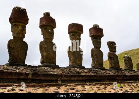 AHU Nau Nau a sept Moai surplombant la plage d'Anakena dans divers états de conservation, certains portant des «topknots» en pierre, l'île de Pâques. Banque D'Images