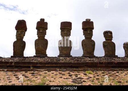 AHU Nau Nau a sept Moai surplombant la plage d'Anakena dans divers états de conservation, certains portant des «topknots» en pierre, l'île de Pâques. Banque D'Images