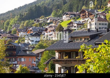 Vue panoramique sur les maisons de la ville Ortisei. Dolomites Val Gardena, Tyrol du Sud, Italie Banque D'Images