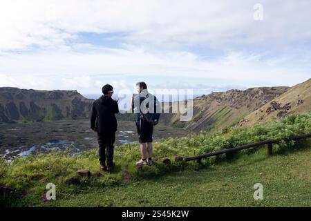 Un guide touristique et une vue touristique Rano Kau, le cratère du volcan éteint sur l'île de Pâques. Banque D'Images