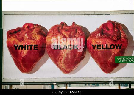 Répertoire photo, Italie. 11 janvier 2025. RÉPERTOIRE PHOTO - MILAN - AFFICHE PUBLICITAIRE PAR OLIVIERO TOSCANI POUR BENETTON (MILAN - 2000-05-05, Aresu) ps la photo peut être utilisée en respectant le contexte dans lequel elle a été prise, et sans intention diffamatoire du décorum des personnes représentées usage éditorial seulement crédit : Agence photo indépendante/Alamy Live News Banque D'Images