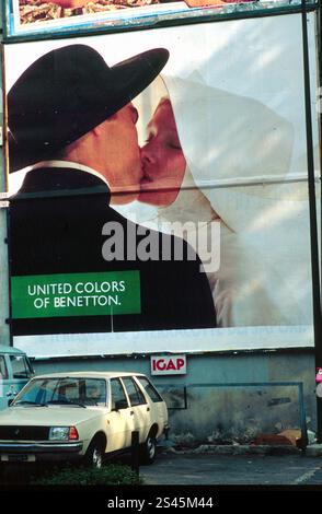 Répertoire photo, Italie. 11 janvier 2025. RÉPERTOIRE PHOTO - MILAN - AFFICHE PUBLICITAIRE D'OLIVIERO TOSCANI POUR BENETTON (MILAN - 2000-05-05, Valentino Carrobbio) ps la photo peut être utilisée en respectant le contexte dans lequel elle a été prise, et sans intention diffamatoire du décorum des personnes représentées usage éditorial seulement crédit : Agence photo indépendante/Alamy Live News Banque D'Images