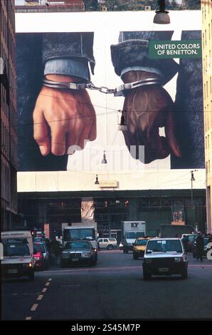 Répertoire photo, Italie. 11 janvier 2025. RÉPERTOIRE PHOTO - MILAN - **TARIF SPÉCIAL** AFFICHE PUBLICITAIRE PAR OLIVIERO TOSCANI POUR BENETTON (MILAN - 1993-03-13, SIAS) ps la photo peut être utilisée en respectant le contexte dans lequel elle a été prise, et sans intention diffamatoire de la dignité des personnes représentées usage éditorial seulement crédit : Agence photo indépendante/Alamy Live News Banque D'Images
