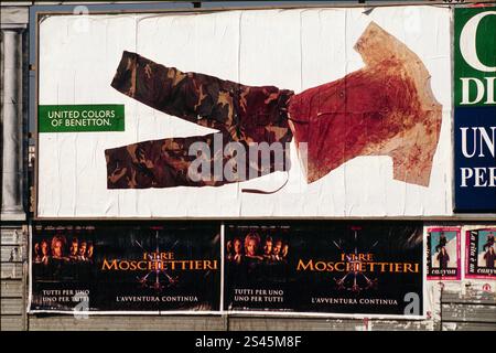 Répertoire photo, Italie. 11 janvier 2025. RÉPERTOIRE PHOTO - MILAN - AFFICHE PUBLICITAIRE PAR OLIVIERO TOSCANI POUR BENETTON (MILAN - 2000-05-05, Ricotti) ps la photo peut être utilisée en respectant le contexte dans lequel elle a été prise, et sans intention diffamatoire du décorum des personnes représentées usage éditorial seulement crédit : Agence photo indépendante/Alamy Live News Banque D'Images