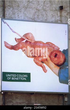 Répertoire photo, Italie. 11 janvier 2025. RÉPERTOIRE PHOTO - MILAN - AFFICHE PUBLICITAIRE D'OLIVIERO TOSCANI POUR BENETTON (MILAN - 2000-05-05, Valentino Carrobbio) ps la photo peut être utilisée en respectant le contexte dans lequel elle a été prise, et sans intention diffamatoire du décorum des personnes représentées usage éditorial seulement crédit : Agence photo indépendante/Alamy Live News Banque D'Images