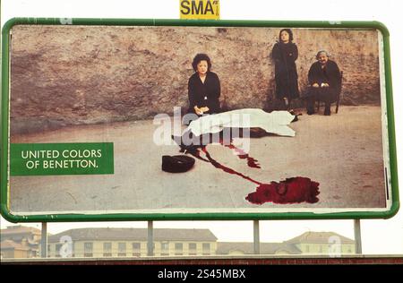 Répertoire photo, Italie. 11 janvier 2025. RÉPERTOIRE PHOTO - MILAN - AFFICHE PUBLICITAIRE PAR OLIVIERO TOSCANI POUR BENETTON (MILAN - 2000-05-05, Barletta) ps la photo peut être utilisée en respectant le contexte dans lequel elle a été prise, et sans intention diffamatoire du décorum des personnes représentées usage éditorial seulement crédit : Agence photo indépendante/Alamy Live News Banque D'Images