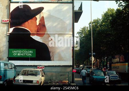 Répertoire photo, Italie. 11 janvier 2025. RÉPERTOIRE PHOTO - MILAN - AFFICHE PUBLICITAIRE D'OLIVIERO TOSCANI POUR BENETTON (MILAN - 2000-05-05, Valentino Carrobbio) ps la photo peut être utilisée en respectant le contexte dans lequel elle a été prise, et sans intention diffamatoire du décorum des personnes représentées usage éditorial seulement crédit : Agence photo indépendante/Alamy Live News Banque D'Images