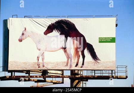 Répertoire photo, Italie. 11 janvier 2025. RÉPERTOIRE PHOTO - MILAN - AFFICHE PUBLICITAIRE PAR OLIVIERO TOSCANI POUR BENETTON (MILAN - 2000-05-05, Arcari) ps la photo peut être utilisée en respectant le contexte dans lequel elle a été prise, et sans intention diffamatoire du décorum des personnes représentées usage éditorial seulement crédit : Agence photo indépendante/Alamy Live News Banque D'Images