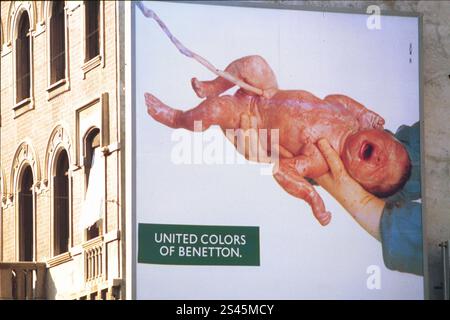 Répertoire photo, Italie. 11 janvier 2025. RÉPERTOIRE PHOTO - MILAN - AFFICHE PUBLICITAIRE D'OLIVIERO TOSCANI POUR BENETTON (MILAN - 2000-05-05, Valentino Carrobbio) ps la photo peut être utilisée en respectant le contexte dans lequel elle a été prise, et sans intention diffamatoire du décorum des personnes représentées usage éditorial seulement crédit : Agence photo indépendante/Alamy Live News Banque D'Images