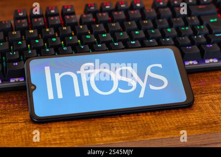 Canada. 10 janvier 2025. Dans cette illustration photo, le logo Infosys Limited est affiché sur l'écran d'un smartphone à côté d'un clavier. (Photo de Thomas Fuller/SOPA images/SIPA USA) *** strictement à des fins éditoriales *** crédit : SIPA USA/Alamy Live News Banque D'Images