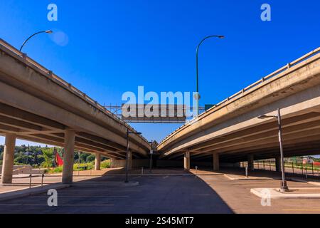 Une autoroute avec un panneau indiquant « No parking ». Le ciel est bleu et il n'y a pas de voitures sur la route Banque D'Images