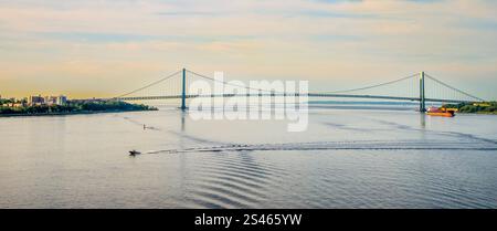 Horizon panoramique de Manhattan par une journée ensoleillée, paysage New-yorkais, pris du bateau de croisière Brookly Banque D'Images