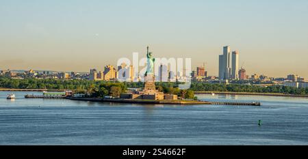 Horizon panoramique de Manhattan par une journée ensoleillée, paysage New-yorkais, pris du bateau de croisière Brookly Banque D'Images