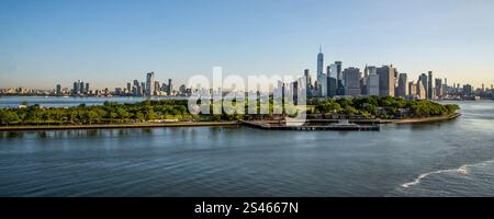 Horizon panoramique de Manhattan par une journée ensoleillée, paysage New-yorkais, pris du bateau de croisière Brookly Banque D'Images