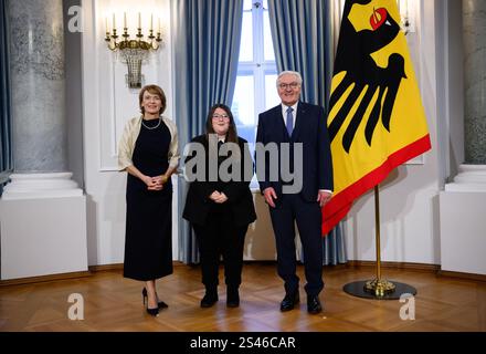 10 janvier 2025, Berlin : le président fédéral Frank-Walter Steinmeier et son épouse Elke Büdenbender accueillent Jana Kelerman de Fribourg (Bade-Württemberg) lors de la réception du nouvel an du président Steinmeier au Palais de Bellevue. Kelerman a été impliqué dans diverses fonctions pour la vie juive en Allemagne, contre l'antisémitisme et dans le domaine de la culture du souvenir et de l'inclusion depuis 2012. Elle est actuellement présidente de l'Association des étudiants juifs Baden e.V. et responsable de l'inclusion de l'Union des étudiants juifs en Allemagne. Le Président fédéral invite traditionnellement des représentants de la vie publique et Ar Banque D'Images