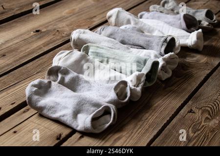Beaucoup de chaussettes pour femmes sont pliées et couchées sur un plancher en bois, chaussettes pour femmes portées Banque D'Images