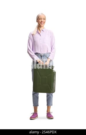 Jeune femme tenant un jerrycan pour la recharge de gaz isolé sur fond blanc Banque D'Images