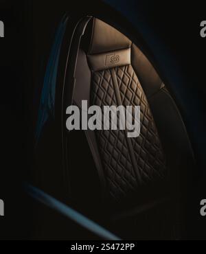 Audi, S3, Quattro, gros plan du siège de voiture sport en cuir matelassé avec motif losange cousu, design intérieur noir haut de gamme et logo en relief. Banque D'Images
