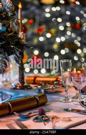 Cadre de table élégant pour les fêtes de fin d'année avec décorations festives et lumières Bokeh Banque D'Images