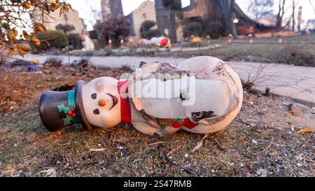 Pacific Palisades, Californie, États-Unis. 10 janvier 2025. Un bonhomme de neige et des décorations de Noël sont tout ce qui reste dans un manoir brûlé dans les Pacific Palisades. L'incendie de Palisades a éclaté mardi matin à Pacific Palisades, un quartier du comté de Los Angeles à l'est de Malibu, comme un feu de brousse. L'incendie avait atteint 19 978 acres jeudi soir. Il était contenu à 6 pour cent. Des feux de forêt féroces dans la région de Los Angeles ont détruit des centaines de maisons et tué au moins 10 personnes. (Crédit image : © Amy Katz/ZUMA Press Wire) USAGE ÉDITORIAL SEULEMENT! Non destiné à UN USAGE commercial ! Crédit : ZUMA Press, Inc/Alamy Live News Banque D'Images