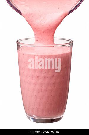 banane rose fraîche et smoothie à la fraise versant dans le verre, isolé sur fond blanc Banque D'Images