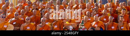 Bangkok, Thaïlande- décembre 12,2023 : vue panoramique de nombreux moines bouddhistes au Wat Phra Kaew, Temple du Bouddha d'Émeraude. Le Grand Palais Bangk Banque D'Images