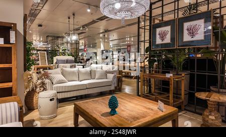 Showroom d'un magasin de meubles à Lisbonne présentant divers meubles et articles de décoration Banque D'Images