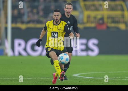 Allemagne. 10 janvier 2025. Fussball 1. Bundesliga 16. Spieltag Borussia Dortmund - Bayer 04 Leverkusen am 10.01.2025 im signal Iduna Park in Dortmund Yan Couto ( Dortmund ) les règlements du LDF interdisent toute utilisation de photographies comme séquences d'images et/ou quasi-vidéo. Foto : Revierfoto crédit : ddp Media GmbH/Alamy Live News Banque D'Images