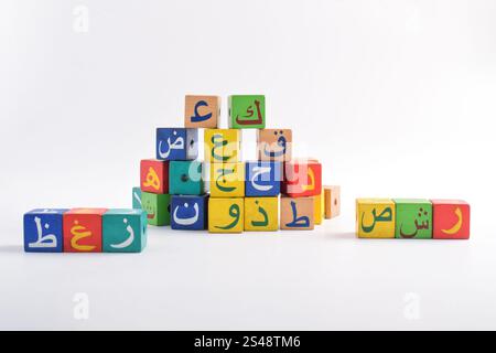Blocs d'alphabet arabe en bois isolés sur fond blanc. Cubes de l'alphabet arabe. Préscolaire et concept d'éducation. Copier l'espace Banque D'Images