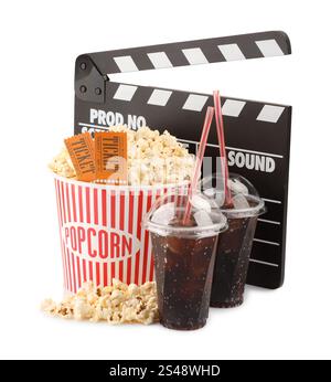 Savoureux pop-corn, boissons, clapper et billets de cinéma isolés sur blanc Banque D'Images