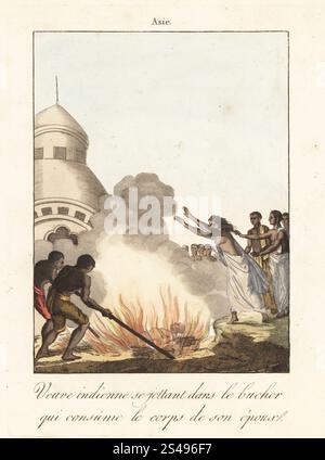 Veuve indienne se jetant sur le bûcher funéraire de son défunt mari. La femme en sari blanc est aidée par des assistants. Sati ou suttee, dit être une coutume funéraire des Sikhs et des Mahrattas. Veuve indienne se jettant dans le bucher qui consume le corps de son epoux. Après Frans Balthazar Solvyns dans les Hindous. Gravure sur cuivre colorée à la main tirée de Moeurs et Coutumes des peuples ou Collection de tableaux représentant les usages remarquables, les mariages, funérailles, supplices et fêtes des diverses Nations du monde, Manners and Customs of Peoples, Veuve Hocquart, Paris, 1811. Banque D'Images