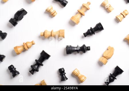Pièces d'échecs noires et blanches isolées sur fond blanc. Vue de dessus, pose à plat Banque D'Images