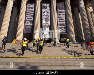 Washington, District de Columbia, États-Unis. 10 janvier 2025. Après avoir accroché une bannière appelant le président Joe Biden à publier immédiatement l'amendement pour l'égalité des droits en tant que 28e amendement, ils portent des échelles dans les marches des Archives nationales. Pour cette action, 30 seront détenus et sept d'entre eux seront arrêtés. (Crédit image : © Sue Dorfman/ZUMA Press Wire) USAGE ÉDITORIAL SEULEMENT! Non destiné à UN USAGE commercial ! Banque D'Images