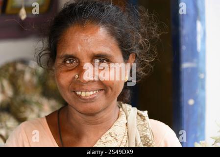Femme avec piercing nez et vêtements traditionnels souriant amical, Mahabalipuram, Tamil Nadu, Inde du Sud, Inde, Asie Banque D'Images