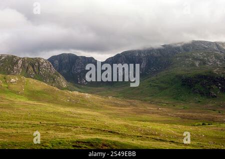 Une chaîne de montagnes avec un ciel nuageux en arrière-plan. Les montagnes sont couvertes de rochers et le ciel est couvert Banque D'Images