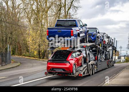 Semi-camion de transport de voiture longue distance industriel blanc Big Rig avec cabine prolongée pour le repos de conducteur de camion transportant des véhicules multisegments et des voitures de VUS sur semi-remorque Banque D'Images