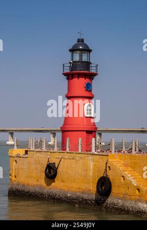 Le phare de Changshanwei est situé sur l'île de Nan'ao à Shantou, Guangdong en Chine. L'arrière-plan est le pont Shantou Nan'ao Banque D'Images