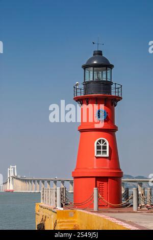 Le phare de Changshanwei est situé sur l'île de Nan'ao à Shantou, Guangdong en Chine. L'arrière-plan est le pont Shantou Nan'ao Banque D'Images