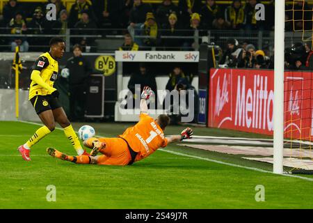 Dortmund, Allemagne. 10 janvier 2025. Jamie Gittens (G) du Borussia Dortmund tire pour marquer lors du match de première division de Bundesliga entre le Borussia Dortmund et le Bayer 04 Leverkusen à Dortmund, Allemagne, le 10 janvier 2025. Crédit : Joachim Bywaletz/Xinhua/Alamy Live News Banque D'Images