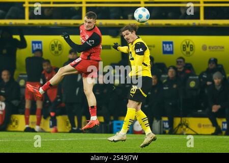 Dortmund, Allemagne. 10 janvier 2025. Marcel Sabitzer (à droite) de Borussia Dortmund et Florian Wirtz de Bayer 04 Leverkusen se dirigent vers le ballon lors du match de première division de Bundesliga entre Borussia Dortmund et Bayer 04 Leverkusen à Dortmund, Allemagne, 10 janvier 2025. Crédit : Joachim Bywaletz/Xinhua/Alamy Live News Banque D'Images