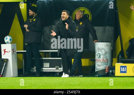 Dortmund, Allemagne. 10 janvier 2025. Nuri Sahin, entraîneur-chef du Borussia Dortmund, enseigne lors du match de première division de la Bundesliga entre le Borussia Dortmund et le Bayer 04 Leverkusen à Dortmund, Allemagne, le 10 janvier 2025. Crédit : Joachim Bywaletz/Xinhua/Alamy Live News Banque D'Images