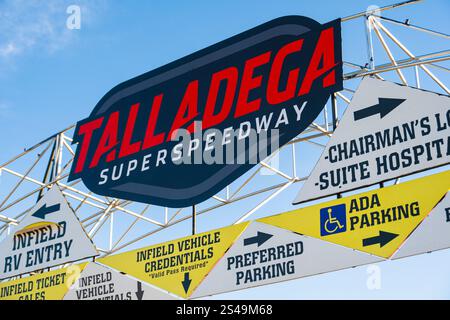 Panneau d'entrée directionnel à Talladega Superspeedway à Lincoln, Alabama. (ÉTATS-UNIS) Banque D'Images